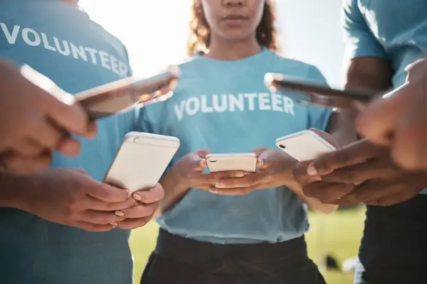 社会媒体 在线聊天和慈善网站的志愿者 公园和手持电话者 社区服务 团队合作 男人和女人在户外用智能手机打字 回收整理博客 — 图库照片