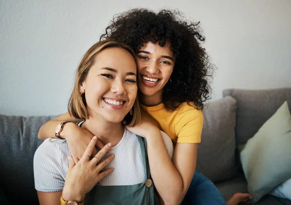 男女同性恋者 情侣以及抱在沙发上的肖像画在家中 客厅或公寓里 带着爱 支持和幸福 Lgbt Women Embrace Together Smile — 图库照片
