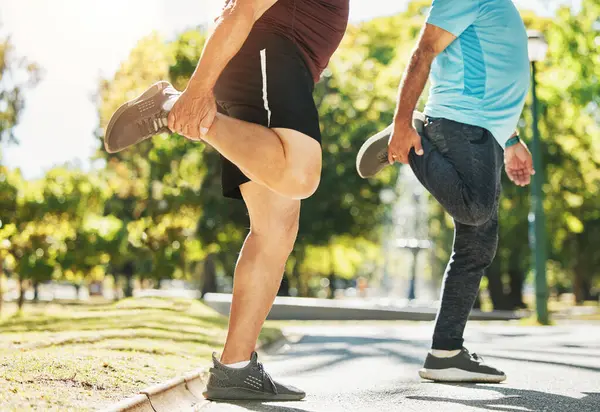 友人および自然の中で走るために公園で足を伸ばすこと 運動または屋外の訓練 体内の男性 暖かく 脚のストレッチ または心臓のトレーニングや外のチームのフィットネスのための準備 — ストック写真