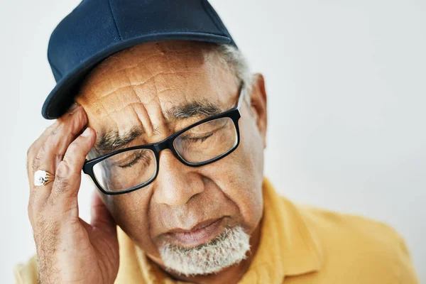有疲倦 疲倦或健康问题的老年人在白人背景下头痛 疼痛和脸 头脑发热 偏头痛 垂头丧气的老年人忧心忡忡 — 图库照片