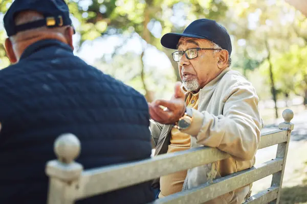 老年男子 公园和与友谊沟通的花园 放松或重逢在阳光下的长椅上 社区支持 退休和生活讨论的多样性 特写镜头和老年人 — 图库照片