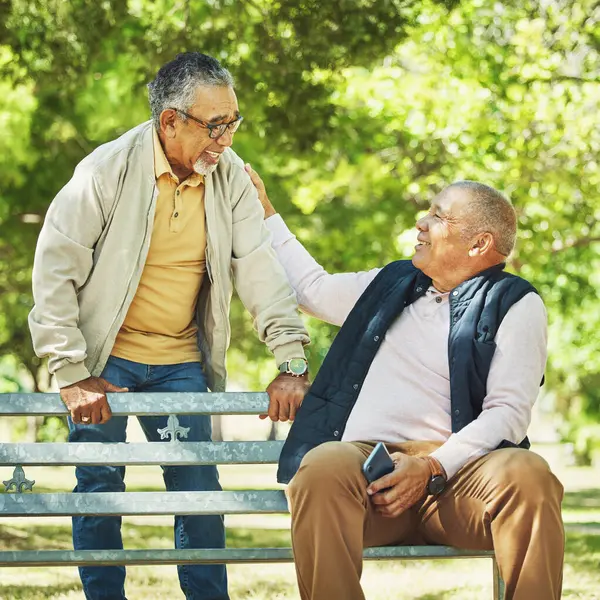 老朋友 男人和支持在公园的长椅上 在户外聊天和粘合放松 快乐的老年人一起坐在花园 在交流中感到舒适 在大自然中谈论着退休 — 图库照片