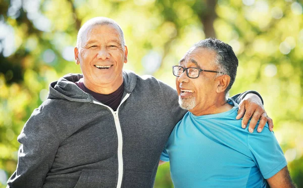 为了健康的身体 在户外运动 锻炼或训练后 朋友和老年人在公园里拥抱在一起 微笑和老年人拥抱团队合作 信任和支持 — 图库照片
