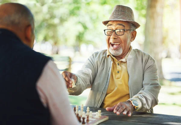 国际象棋和老年人在户外或朋友的策略游戏中因智力挑战而退休 在公园 森林或大自然中的木板游戏 成功和老年人 并将国王转移到配偶身边 — 图库照片