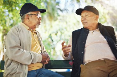 Yaşlı erkekler, park ve dostlukla iletişim, doğa ve bankta kaynaşma ile sohbet. Çeşitlilik, yakınlaşma ve sosyalleşme, rahatlama ve yaşam üzerine tartışma için toplumu olan yaşlı insanlar..