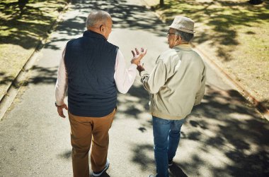 Sunbae, arkadaşlar parkta, doğada ve dışarıda yürüyüp konuşuyorlar. Emeklilik ve iletişimle birlikte. Yaşlılar, erkekler ve yukarıdaki insanlar Chicago 'da kaldırımda sohbet ediyorlar..