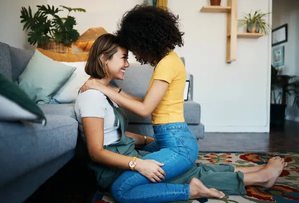 Lgbtq 夫妻和爱与拥抱在客厅地板上的新家 与女同性恋的微笑 同性恋者的婚姻 并与照顾和支持一起 在一个与拥抱坐在地上的休息室 — 图库照片
