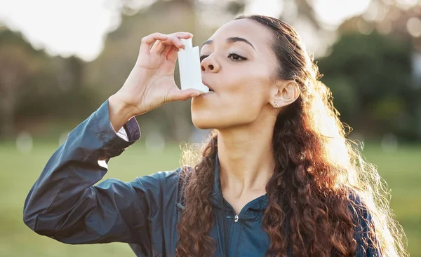 Gezondheid Vrouw Astma Pomp Buiten Ademen Sportveld Natuur Voor Longrisico — Stockfoto