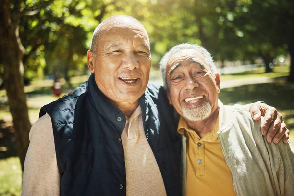 人物形象 微笑和老朋友在户外公园 结合在一起 共同寻求支持和关怀 花园中快乐的老人和滑稽的人嘲笑喜剧 兴奋和拥抱自然中的退休 — 图库照片