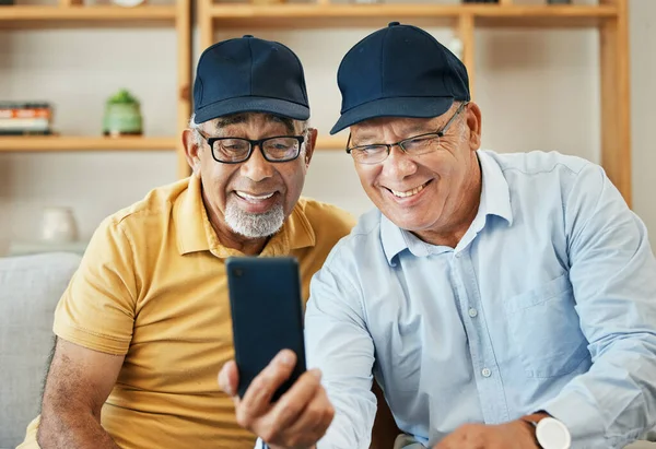 视频通话 电话和老年人在沙发上微笑聊天 聊天和视频通话在家里 你好和成熟的人在智能手机上上网 在客厅里进行讨论和交流 — 图库照片