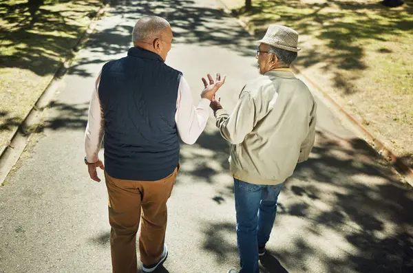 老年人 朋友们在公园 自然和户外散步聊天 退休后得到支持和交流 在芝加哥的人行道上 老年人 男人和以上的人在交谈和交流 — 图库照片
