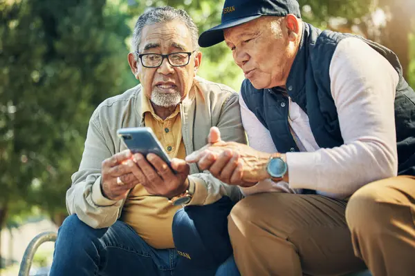 Homens Sênior Amigos Telefone Parque Lendo Conversando Com Memória Pensando — Fotografia de Stock