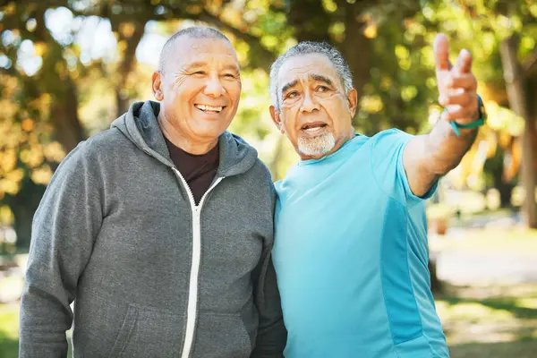Hommes Seniors Promenade Dans Parc Vue Extérieure Avec Fitness Entraînement — Photo