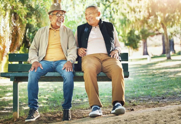 Senioren Vrienden Mannen Glimlach Parkbank Praten Bindingen Buiten Ontspannen Gelukkige — Stockfoto