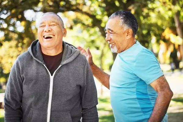 老年人在公园里为了健康 健康的身体和退休后的幸福 快乐而成熟的人在户外笑 快乐地锻炼身体 做运动 — 图库照片