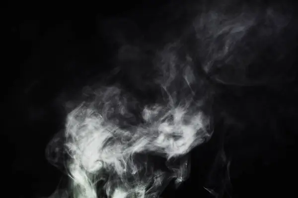 黑色背景上的烟雾 雾气和图案 具有创造性的质感 模拟和抽象的气体或云彩设计艺术 在空旷的黑暗工作室吸烟 吸烟或雾气造成空气污染 警告或危险 — 图库照片