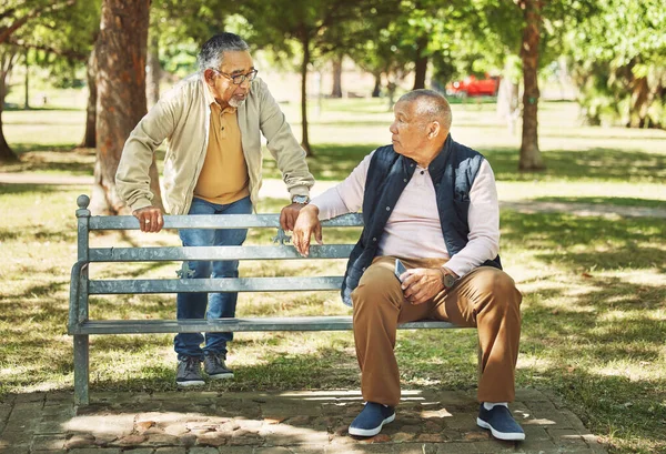 Senioren Vrienden Mannen Ontspannen Parkbank Praten Bonding Buiten Met Telefoon — Stockfoto