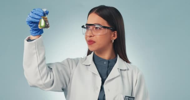 Docteur Levez Les Pouces Échantillonnez Avec Une Femme Scientifique Studio — Video
