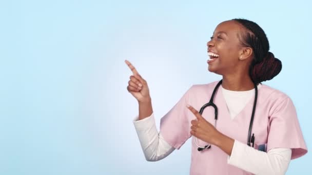 Mutlu Siyah Kadın Doktor Stüdyonun Arka Planında Pazarlama Reklamcılığa Işaret — Stok video