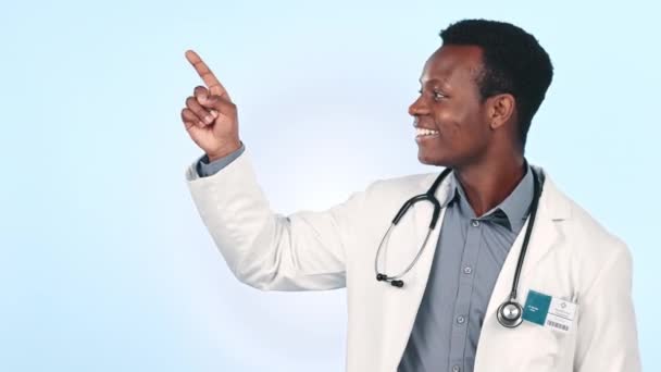 介绍和医疗保健信息 诊所列表和蓝色背景的注册支持或服务 面对非洲男人提出的医疗建议 指指点迷津的步骤和工作室里的 好情绪 — 图库视频影像