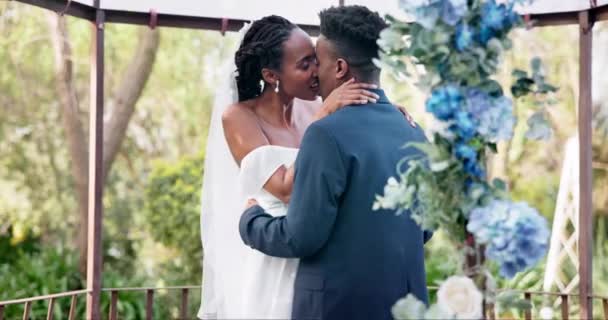 Svart Par Bröllop Och Kyss För Kärlek Äktenskap Eller Engagemang — Stockvideo