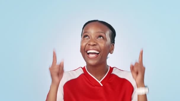 Futebol Mulher Negra Feliz Apontando Para Informações Sobre Esportes Fitness — Vídeo de Stock