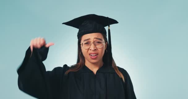 교육을위한 파란색 배경에 스튜디오에서 여자의 엄지손가락 불행한 졸업생과 초상화 장학금 — 비디오