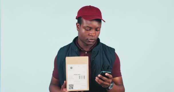 交付人员 盒子和波斯支付在工作室与脸 微笑和服务的供应链蓝色背景 用于电子商务 物流和产品的非洲信使 纸板包装和菲尼技术 — 图库视频影像