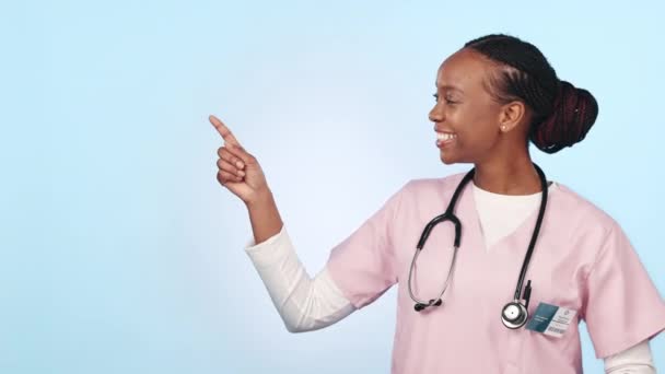 Gelukkige Zwarte Vrouw Dokter Wijzen Reclame Marketing Tegen Een Studio — Stockvideo