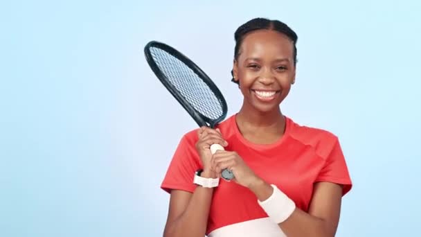 网球和女人的脸 在演播室里喜欢训练 锻炼或蓝色背景的游戏 非洲女运动员的运动 锻炼和肖像 因表现 挑战或目标而有球拍 — 图库视频影像