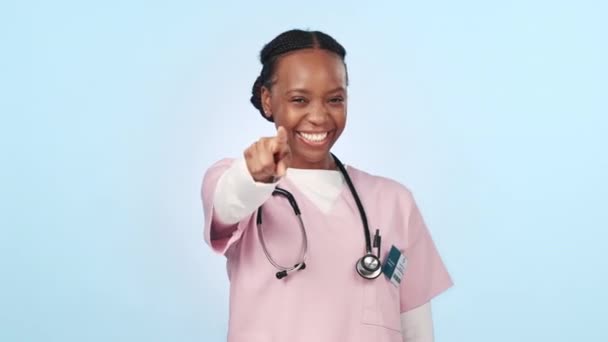 スタジオのドクター ハートのサインは ブルーバックグラウンドで顔のリクルート 絵文字です 看護師 愛のための薬やアイコン ケアや意思決定の親切 フィードバックで選択または投票 — ストック動画