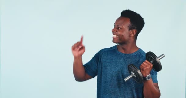 快乐的黑人男子 健身和指点哑铃举重或广告在工作室背景 为锻炼或锻炼提供交易或销售折扣的非洲男性画像 — 图库视频影像