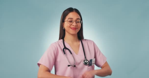 Szczęście Skrzyżowane Ramiona Kobieta Studio Pielęgniarka Lub Chirurg Pracy Opiece — Wideo stockowe