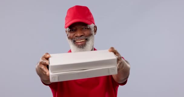 Senior Zwarte Man Pizza Doos Voor Levering Fastfood Logistiek Tegen — Stockvideo