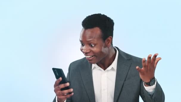 Siyahi Adam Başında Akıllı Telefondan Sürpriz Işten Tanıtımlar Mavi Arka — Stok video