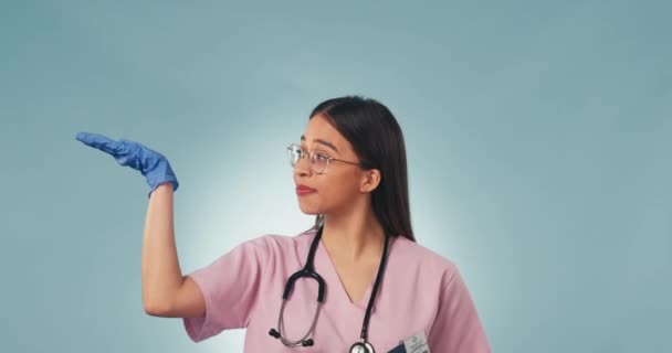 工作室和女医生指向选择护理 健康或健康保险的观点 医疗专业人员在关于蓝色背景模型的指南 信息和投票方面的介绍 — 图库视频影像