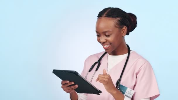 妇女和平板电脑的医疗规划 临床结果和时间表或远程保健服务在工作室 非洲专业护士笑数字技术或蓝色背景的医疗模因 — 图库视频影像