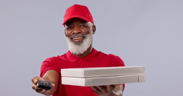 Levering Man Pizza Doos Met Pos Machine Voor Betaling Fast — Stockvideo