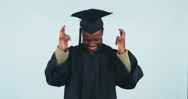 Graduação Universidade Educação Homem Negro Com Dedos Cruzados Estúdio Para — Vídeo de Stock