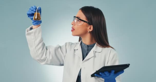 Doctor Tableta Reacción Con Una Mujer Ciencia Estudio Fondo Gris — Vídeos de Stock