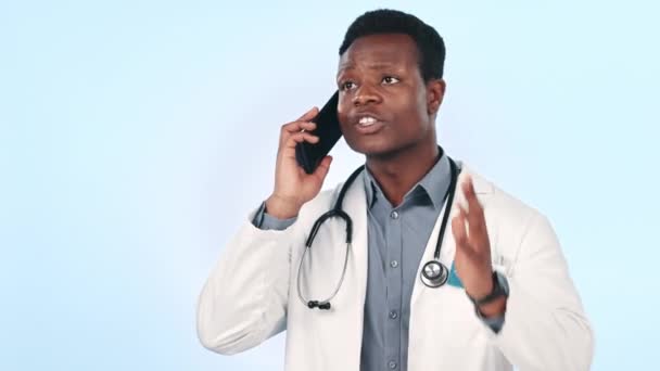 Chamada Telefônica Médico Frustrado Conversa Homem Consultoria Conflito Estúdio Isolado — Vídeo de Stock