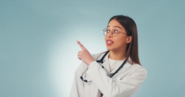 Kadın Doktor Tanıtım Sunumuna Sağlık Bilgilerine Mavi Arka Planla Ilgili — Stok video