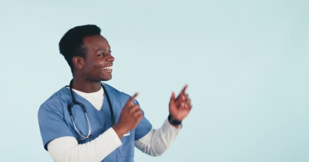 肖像画 工作室和医生针对护理 健康或健康保险的步骤提出建议 医疗专业护士或黑人男子介绍蓝色背景的指南 信息和微笑 — 图库视频影像