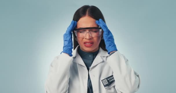 Doktor Žena Stres Vědou Studiu Modrém Pozadí Pro Makety Experiment — Stock video
