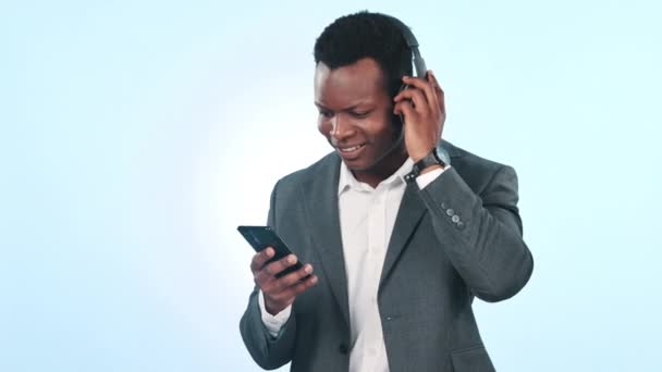 Siyah Adam Kulaklık Dans Müzik Için Akıllı Telefon Stüdyoda Mavi — Stok video