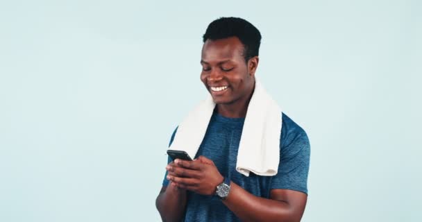 Reading Online Man Phone Fitness Blue Background Studio Social Media — Stock Video
