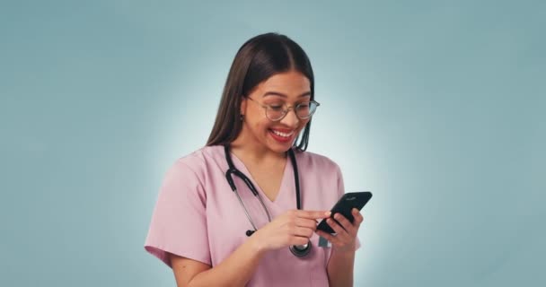 Telefone Sorriso Mulher Enfermeira Estúdio Pesquisa Sobre Diagnóstico Médico Tratamento — Vídeo de Stock