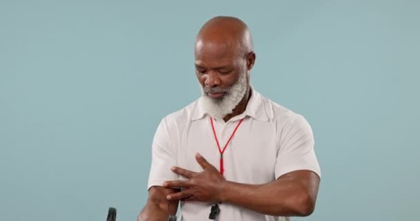 Visage Entraîneur Homme Noir Avec Haltère Pour Haltérophilie Exercice Bodybuilder — Video