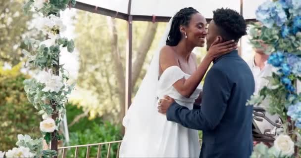 ハッピーブラックカップル 結婚式 サポートのためのキス 結婚したアフリカの女性と男性は 花嫁の抱擁 信頼または関係 または屋外のロマンスでグルーミング — ストック動画