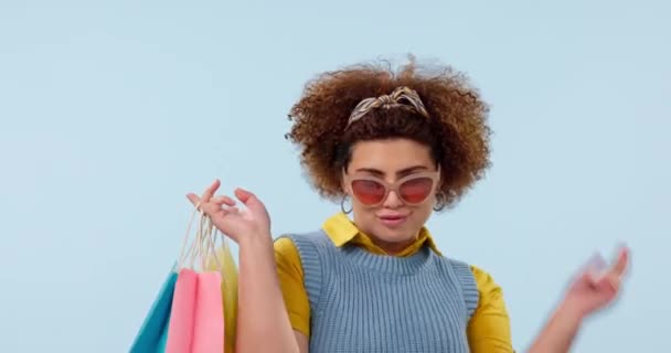 파란색 모형에 스튜디오에서 패션에 여자의 선글라스 거래를위한 부티크 쇼핑몰 소매점에서 — 비디오